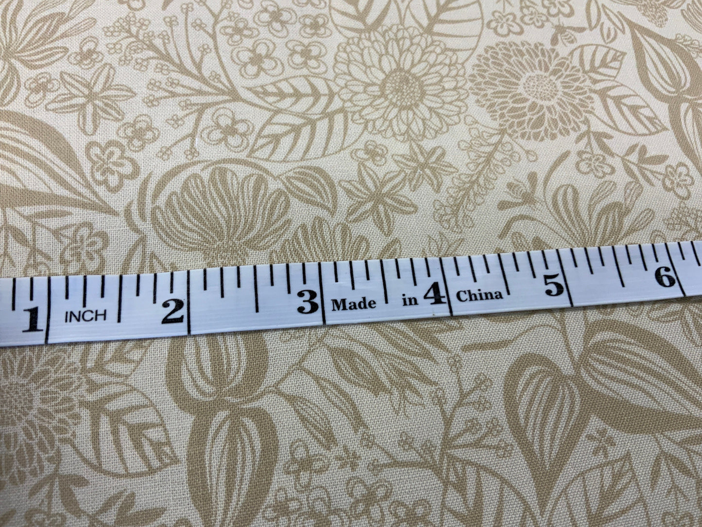 honey-bee-garden-eh104-ov4-rjr-creamy-floral