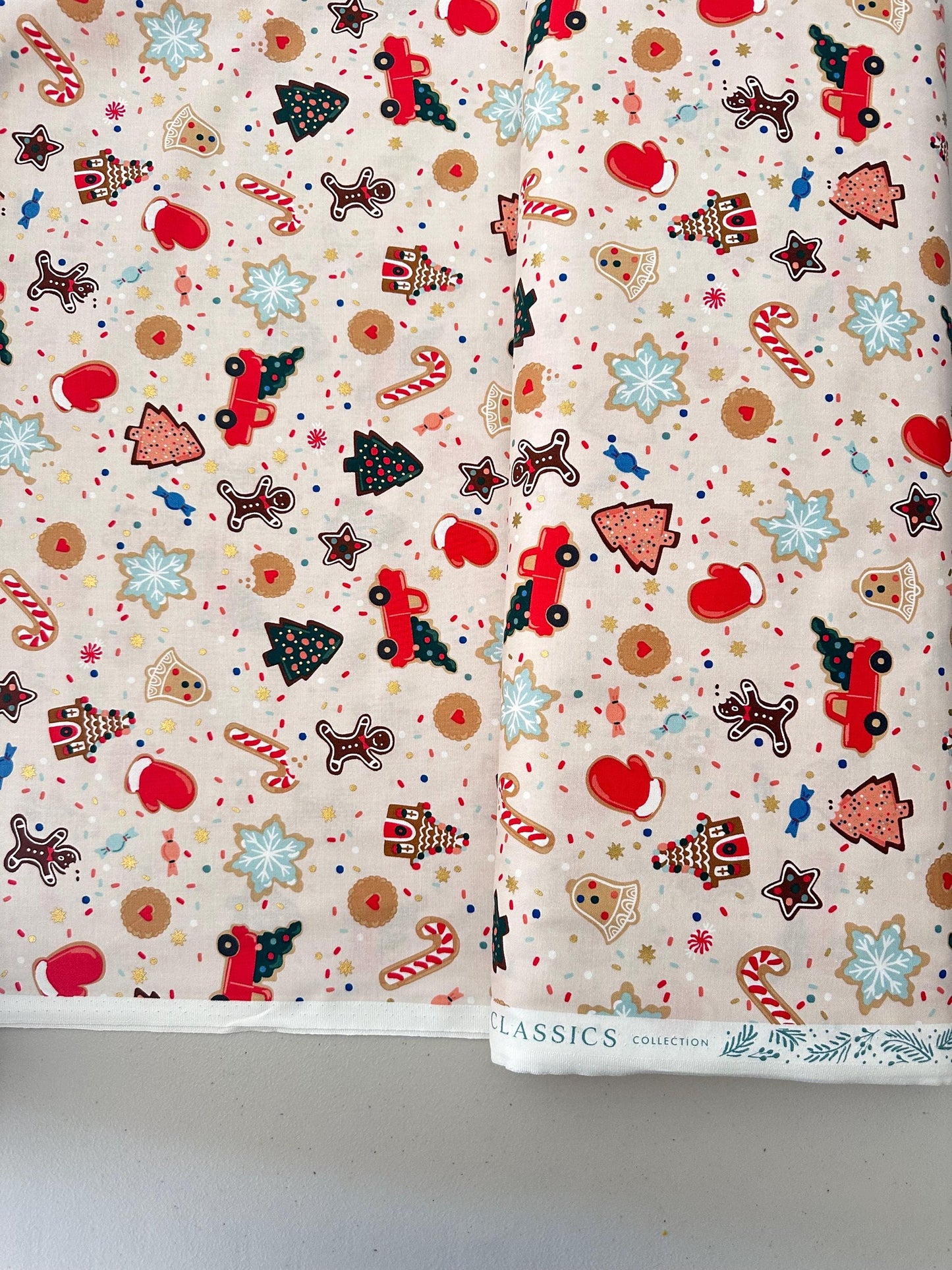 rifle-paper-co-cookies-fabric-holiday-traditions-gingerbread-cookies-holiday-classics-iii-cotton