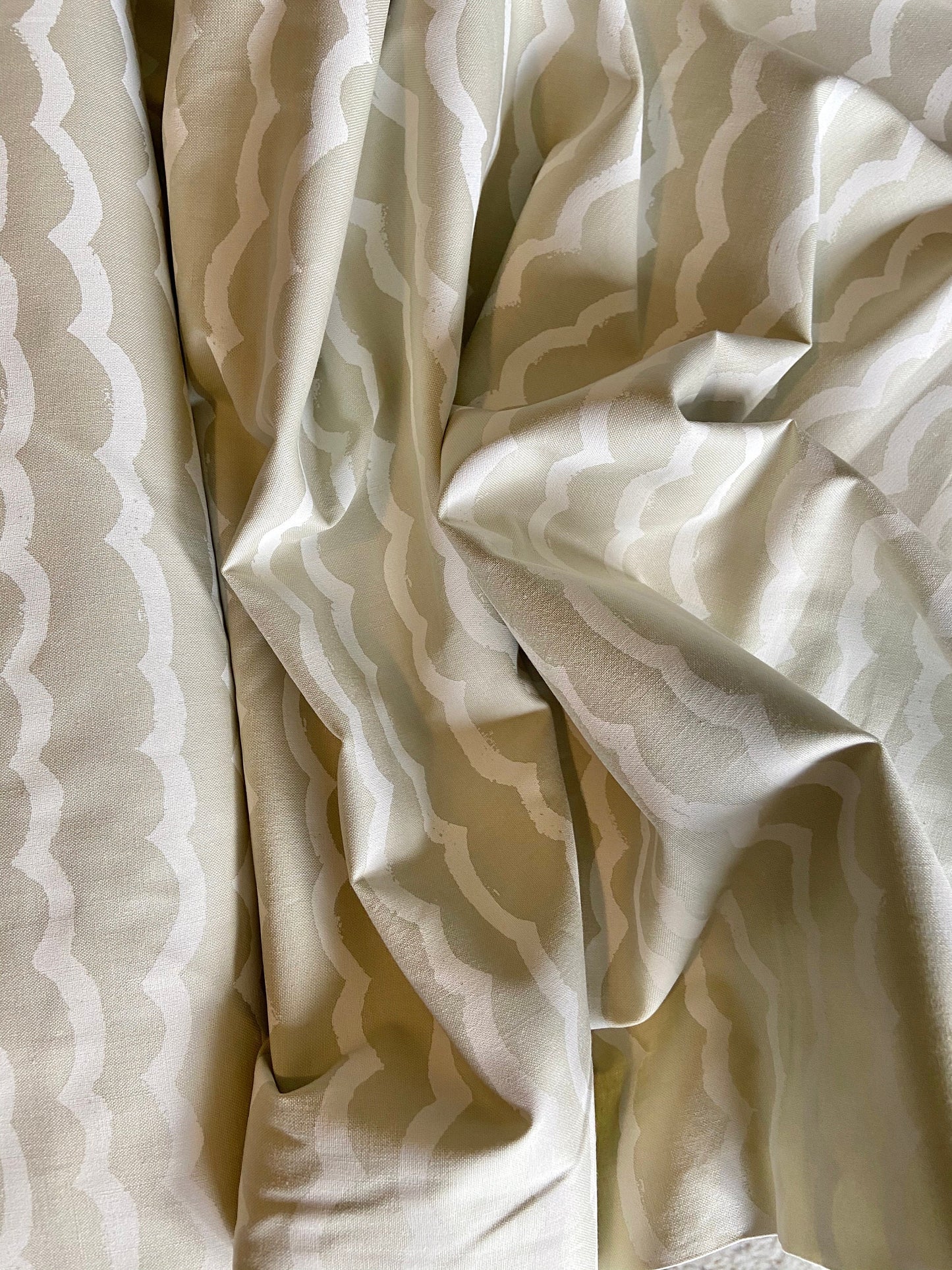 waves-sand-r1948-003-kujira-star-fabric-waves-quilting-cotton