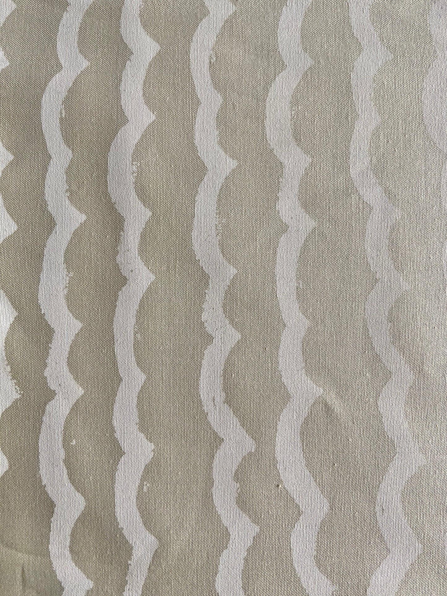 waves-sand-r1948-003-kujira-star-fabric-waves-quilting-cotton