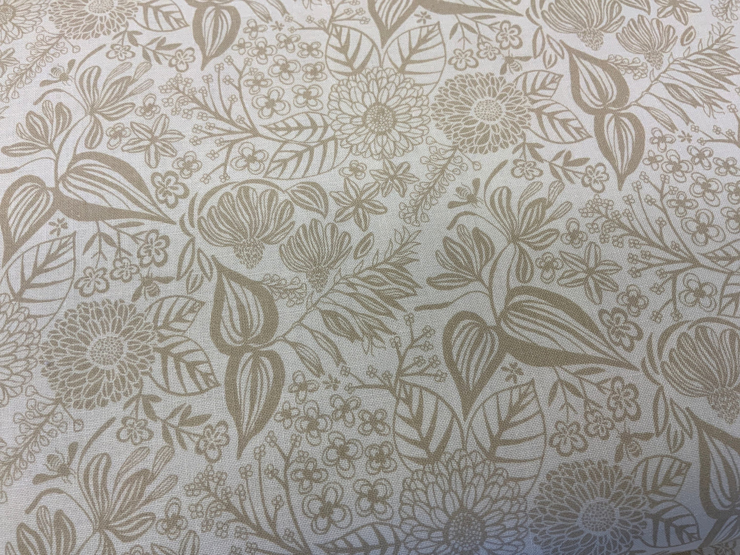 honey-bee-garden-eh104-ov4-rjr-creamy-floral