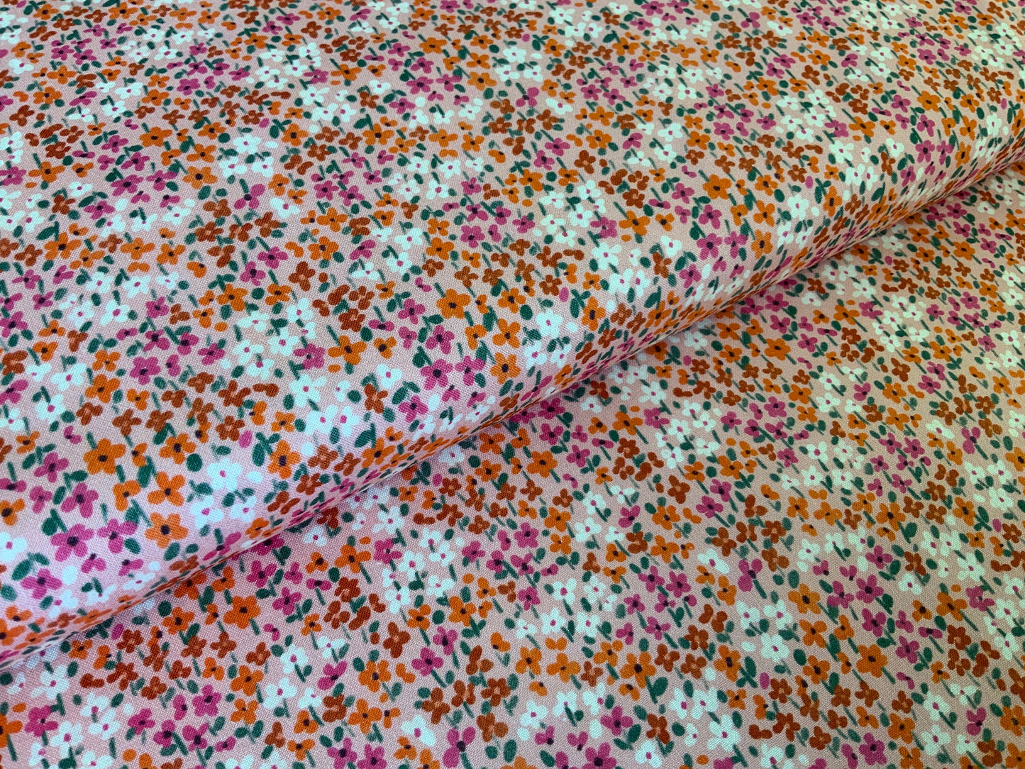 bee-2313-dashwood-studios-bright-flowers-spring-fabric