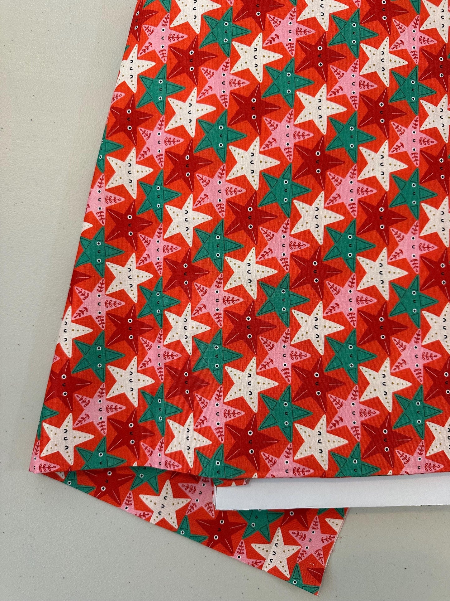 christmas-oh-what-fun-jess-moorhouse-christmas-stars-green-and-red-stars-fabric-christmas-fabric-holiday-fabric-dashwood-studios-ofun-2209