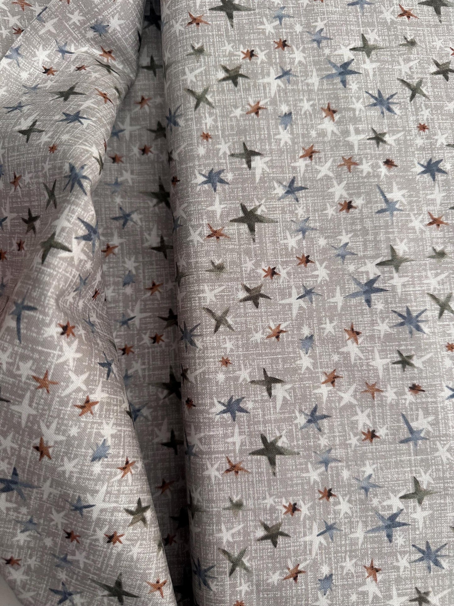 winter-dreams-90845-14-stars-neutral-figo-fabrics-christmas-metallic-star-pattern