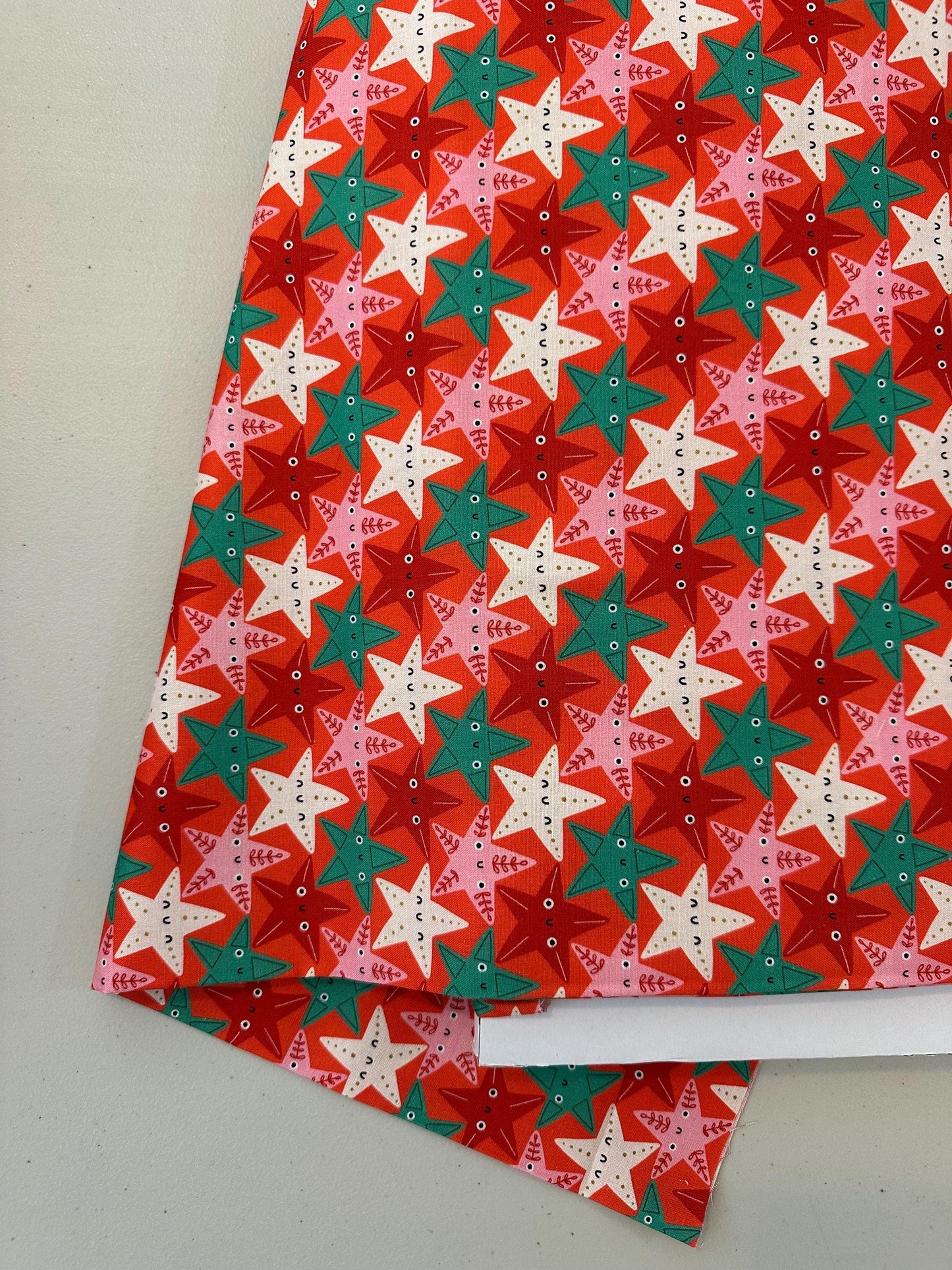 christmas-oh-what-fun-jess-moorhouse-christmas-stars-green-and-red-stars-fabric-christmas-fabric-holiday-fabric-dashwood-studios-ofun-2209
