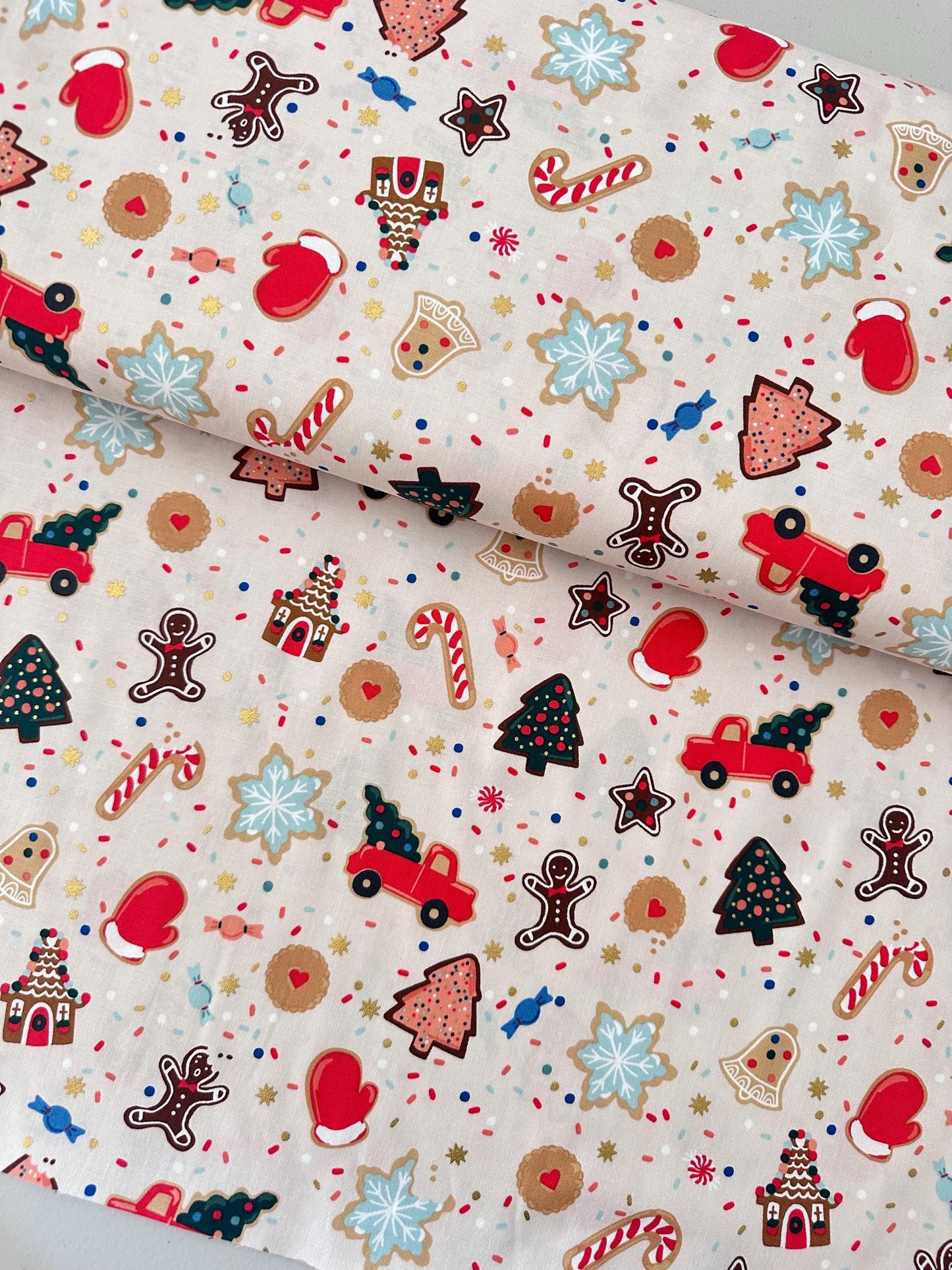 rifle-paper-co-cookies-fabric-holiday-traditions-gingerbread-cookies-holiday-classics-iii-cotton